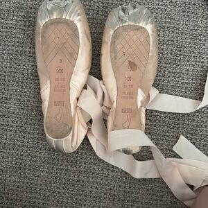 Elegant Ballet Flats in Silver and Cream
